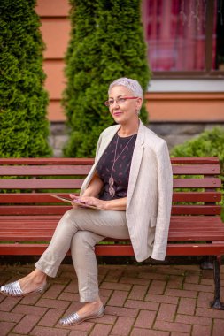 Yaz akşamında dinlenen bir kadının yan görüntüsünü kapat.