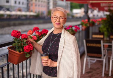 Kahveli turist kafenin içindeki güzel iç mekâna bakıyor.