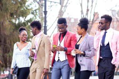 Afrikalı öğrenciler sokakta iş kurmayı planlıyorlar.