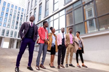 Neşeli ofis çalışanları heyeti bekliyor.