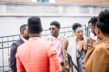 Kesilmiş fotoğraf. Zeki gençler korkunç bir şey biliyor.,