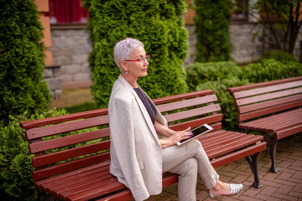 Damen är glad att ha sommarlov — Stockfoto