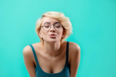 biri öpecek gibi seksi blondy kapalı gözler ile dudakları tutuyor