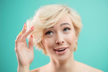 Korku veren beyaz sarışın kız onun saçak dokunuyor