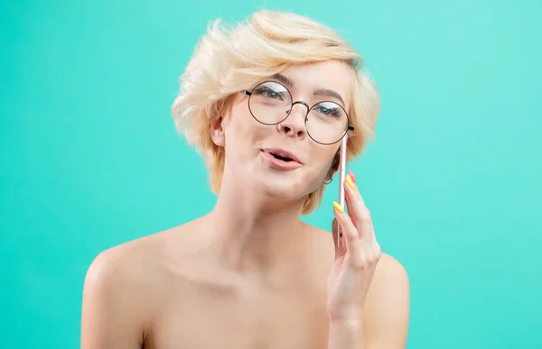 Cheerful, excited blonde talking on the phone while taking a bath — Stock Photo, Image