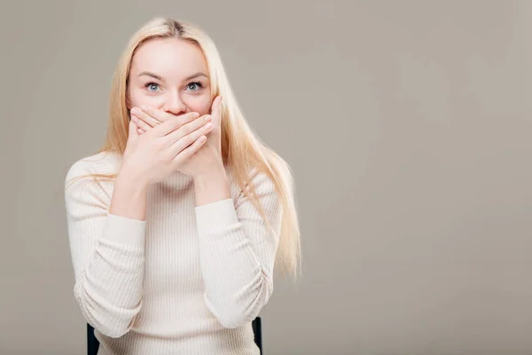 Silencio. Mujer asustada cubriendo la boca con las manos mirando hacia otro lado — Foto de Stock