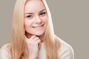 uzun kıvırcık saçlı ve dudak parmağında gülümseyen flört kadın