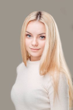 gülümseyen kadın temiz cilt ile doğal makyaj ve beyaz dişler gri arka plan