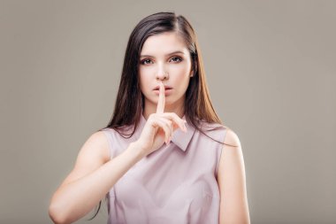 Bir sus yapma kadın hareketi ile onun parmağı ağzında