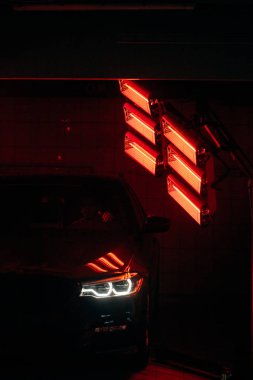 arabanın arkasına seramik parlatma ayakta tedavi için kırmızı lambalar