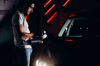 makinist işçisi hazırlamak güç arabellek makine tarafından araba parlatma için