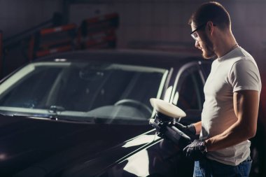 makinist işçisi hazırlamak güç arabellek makine tarafından araba parlatma için