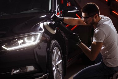 Araba - adam oto tamircisi yörünge Parlatıcı ile ayrıntılı. Seçici odak.