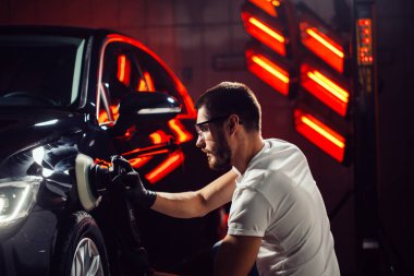 Araba - adam oto tamircisi yörünge Parlatıcı ile ayrıntılı. Seçici odak.