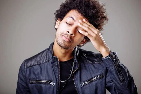 Retrato estressado jovem mãos na cabeça com dor de cabeça ruim — Fotografia de Stock