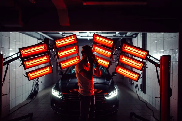 Hombre con máscara protectora y gafas que sostienen la máquina de pulido — Foto de Stock