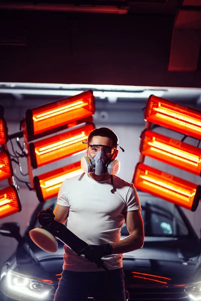Uomo che indossa maschera protettiva e occhiali che tengono macchina lucidante — Foto Stock