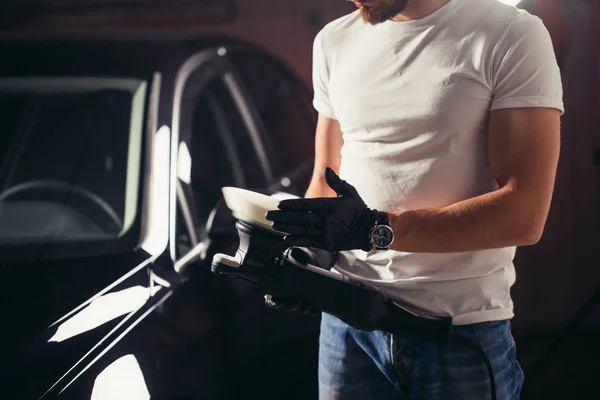 Trabajador mecánico prepararse para pulir el coche por la máquina de amortiguación de potencia —  Fotos de Stock