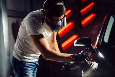 Araba - adam oto tamircisi yörünge Parlatıcı ile ayrıntılı. Seçici odak.