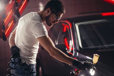 Oto yıkama ve boya iş seramik kaplama ile. Araba için vernik püskürtme.
