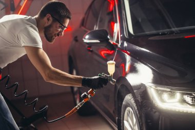 Oto yıkama ve boya iş seramik kaplama ile. Araba için vernik püskürtme.