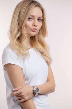 ciddi ifade ile tatlı bir bayan