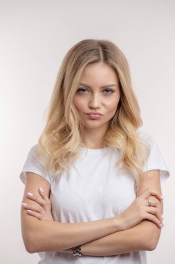 güçlü iradeli bir kız. katlanmış silah ile iddialı güzel kadın