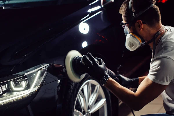 Cera para pulir autos. manos de trabajador sosteniendo un pulidor — Foto de Stock