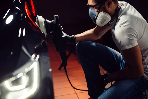 Autolackwachs Arbeiter Hält Eine Poliermaschine Und Ein Poliertes Auto Den — Stockfoto