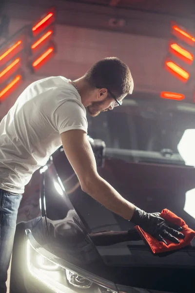 Muž čisticí vůz s hadříkem z mikrovlákna, vůz podrobně nebo údržba/obsluha koncept — Stock fotografie