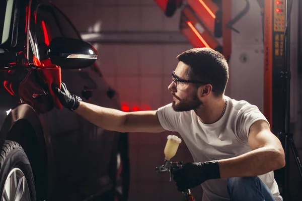 Muž Který Čistí Auto Mikrovláknitým Hadříkem Detailním Nebo Komorním Konceptem — Stock fotografie