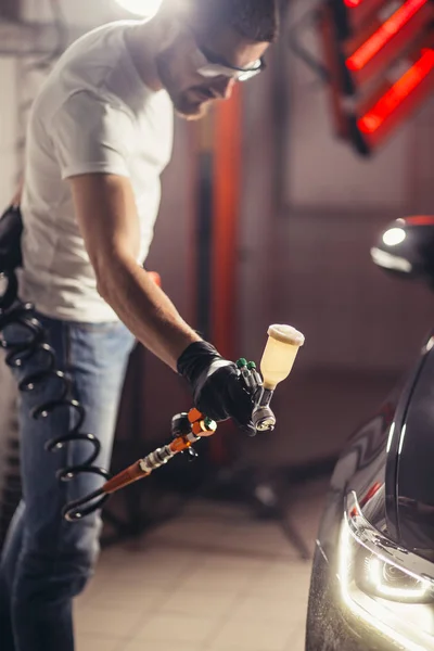 Autowaschanlage und Beschichtungsgeschäft mit Keramikbeschichtungen. Lack auf Auto sprühen. — Stockfoto