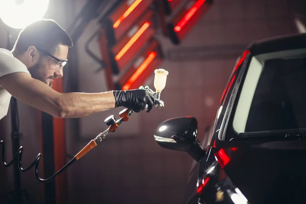 Autowaschanlage und Beschichtungsgeschäft mit Keramikbeschichtungen. Lack auf Auto sprühen. — Stockfoto