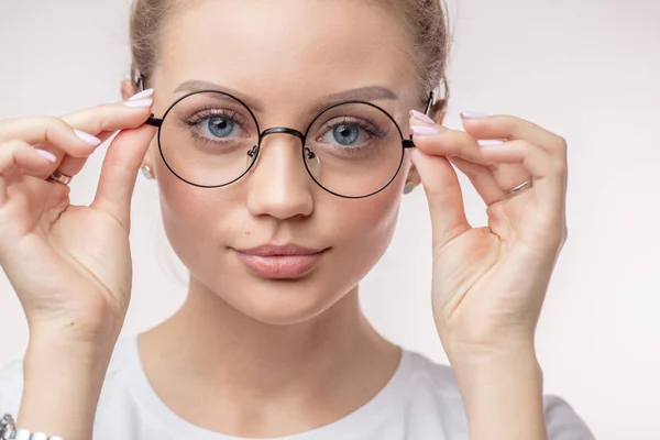 Büyük yuvarlak gözlük çekici genç bir kadın — Stok fotoğraf