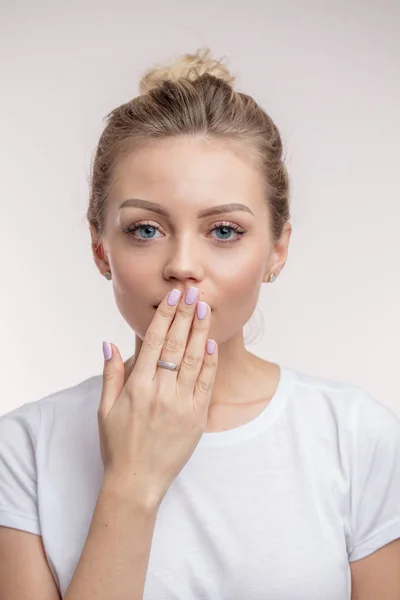 Close up portrait of a woman closing her mouth as she is keeping a secret . — Stock Photo, Image