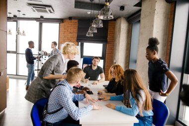 Sunuyu yeni model cep telefonu.