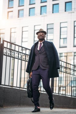 başarılı adam sokakta geziniyor ulaşmak
