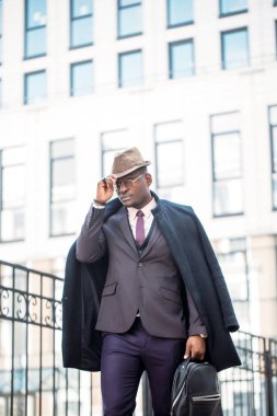 ciddi göz hoş erkekle şehre gelmiş.