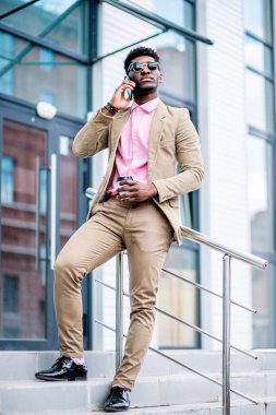 adam ciddi iş ortakları ile telefonda konuşuyor