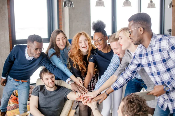 Primer plano retrato de diverso comando de fusión con opinión unánime — Foto de Stock