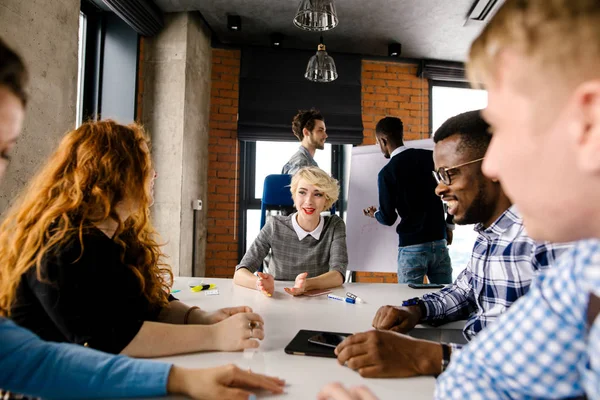 Lächelnder junger Psychologe hilft Studenten bei ihren Problemen — Stockfoto