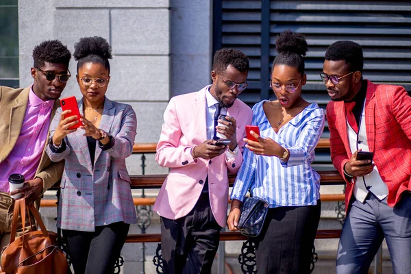 Jovens africanos tirando uma selfie em frente ao edifício moderno — Fotografia de Stock