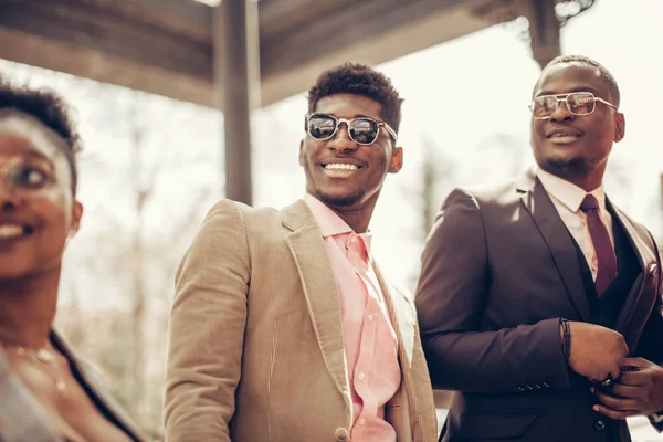 Lage hoek bijgesneden weergave van jongens met een positieve glimlach kijken naar de ceremonie — Stockfoto