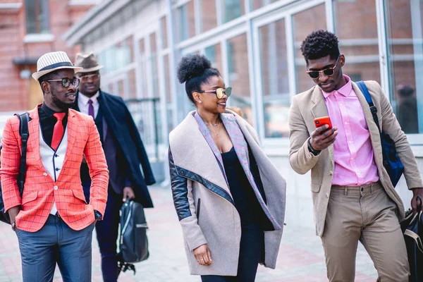 Zorgeloos studenten genieten van passeren van de tijd samen in de straat — Stockfoto