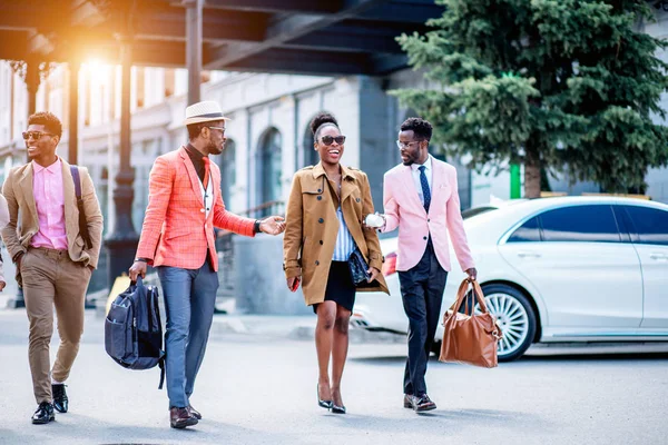 Twee jonge mannen zijn onderhoudend vrij afro dame — Stockfoto