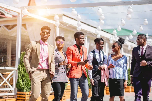 Afrikaanse jongeren hebben individuele stijlvolle outfit — Stockfoto