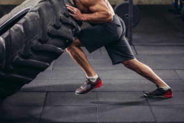 yan görünümü fotoğraf kırpılmış. güçlü olmak için spor merkezinde çalışma dışarı yoğun