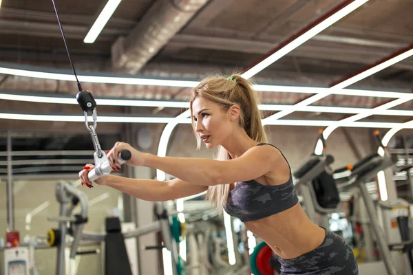 Entrenamiento intenso con fila alta — Foto de Stock