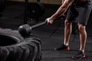 Fotoğraf kırpılmış yan görünümü kapatın. güçlü ayak üzerinde odaklanmak