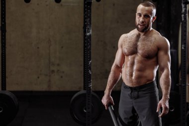 kameraya bakarak terli, acımasız, güçlü vücut geliştirmeci